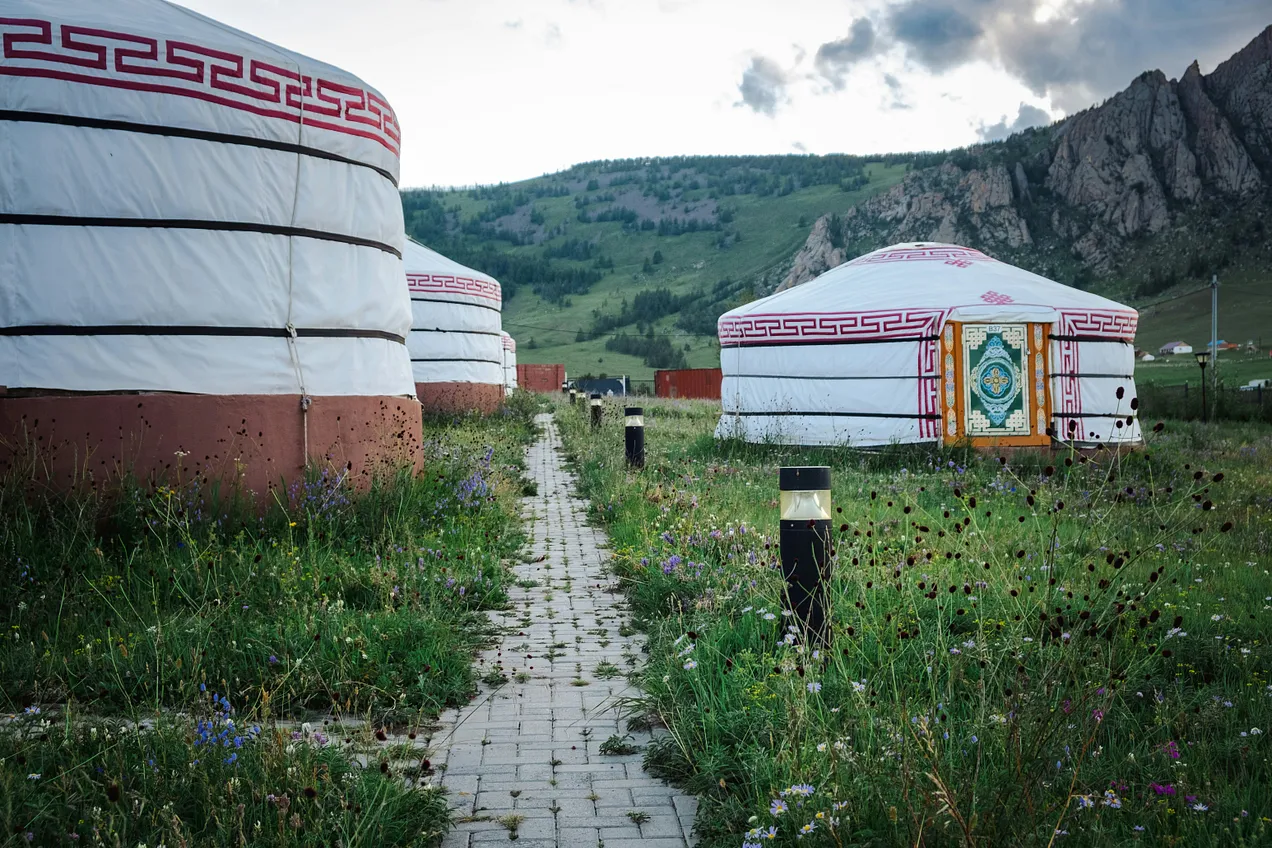 Yurte mongole nella steppa